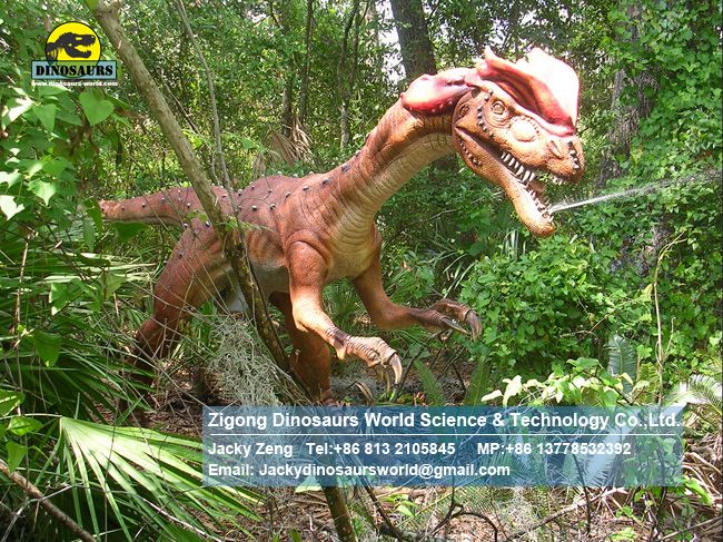 Life size Water Splitting Dilophosaurus model in Dinopark DWD1468