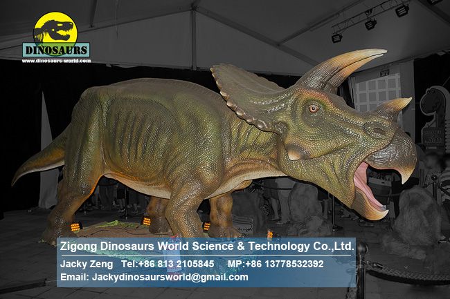 Animatronic mechanical dinosaurs show big triceratops DWD1347 